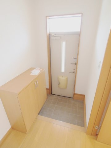安芸郡熊野町川角４丁目のアパートの玄関