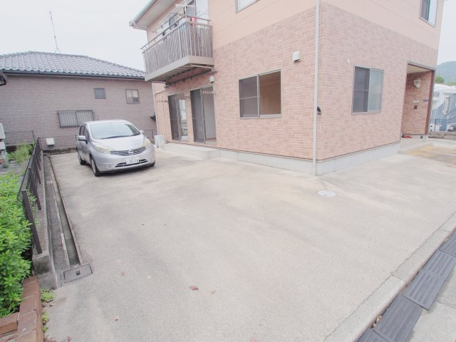安芸郡熊野町川角４丁目のアパートの駐車場