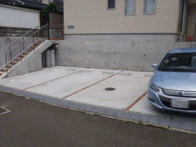 プリヴェール中山の駐車場