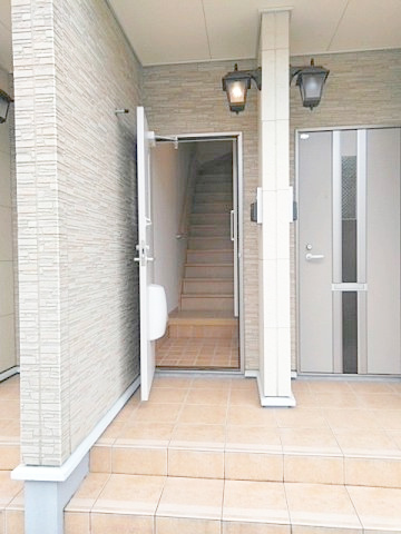 熊本市中央区坪井５丁目のアパートのエントランス