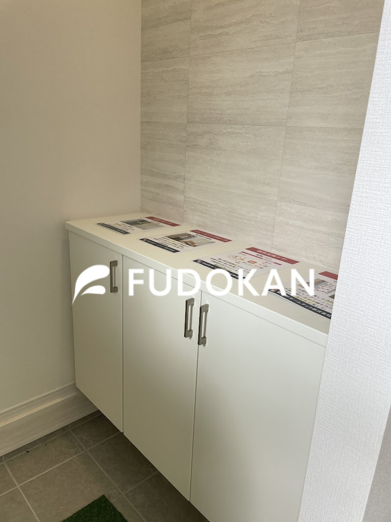 山形市大野目１丁目の新築一戸建の玄関|大きいシューズボックスはどんどん増える靴を散らかさずに収納できます。