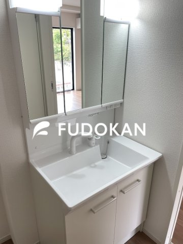 山形市大野目１丁目の新築一戸建の独立洗面台|三面鏡の洗面台は、スタイリッシュなだけでなく収納力もあります。