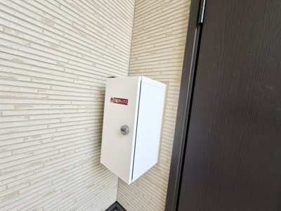 【設備】 | 茶山台３丁　中古戸建 | 宅配ボックスございます！インターネットショッピングを活用する機会が多い方も、留守中に注文した商品が届くので配送時間を気にせずに注文をすることができます！