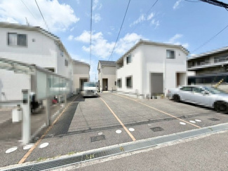 【外観】 | 茶山台３丁　中古戸建 | 【駐車２台可能】敷地内には駐車場も備えています♪愛車の置き場所に困りませんね♪