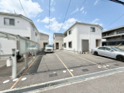 【外観】 | 茶山台３丁　中古戸建 | 【駐車２台可能】敷地内には駐車場も備えています♪愛車の置き場所に困りませんね♪