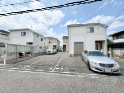 【駐車場】 | 茶山台３丁　中古戸建 | 南海泉北線「泉ヶ丘」駅まで徒歩１８分！毎日の通勤・通学に便利ですね♪