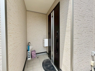 【玄関】 | 茶山台３丁　中古戸建 | ＬＤＫ約１７帖！採光良好なリビングは、ご家族の憩いの空間。居心地の良い快適な安らぎの場所にもなりそうです。