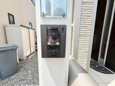 【玄関】 | 茶山台３丁　中古戸建 | 対面式を採用したキッチンですので、リビングで寛ぐご家族をいつも感じられます！会話を楽しみながら家事ができますね♪
