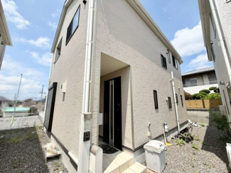 【エントランス】 | 茶山台３丁　中古戸建 | 一坪以上の浴室でのびのび一日の疲れを癒して下さいね♪浴室に窓が付いているので、換気ができて湿気やカビ防止になりますよ！