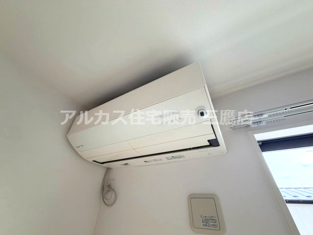 京王線 調布駅 バス6分 中古戸建 三鷹市大沢4丁目の居間・リビング|エアコンを設置済み。入居後すぐに快適な室内環境で新生活をスタートできます。
