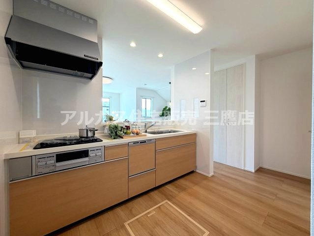 京王線 調布駅 バス6分 中古戸建 三鷹市大沢4丁目のキッチン|リビングを見渡せる対面キッチンを採用。3口コンロや豊富な収納を備え、毎日の料理がスムーズにこなせます。
