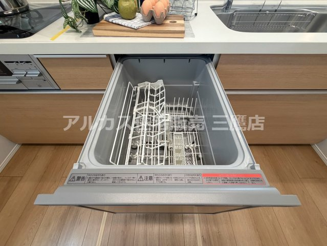 京王線 調布駅 バス6分 中古戸建 三鷹市大沢4丁目のキッチン|ビルトイン食器洗浄乾燥機を備え、毎日の食器洗いの負担を軽減。家事の時間を効率よくサポートします。
