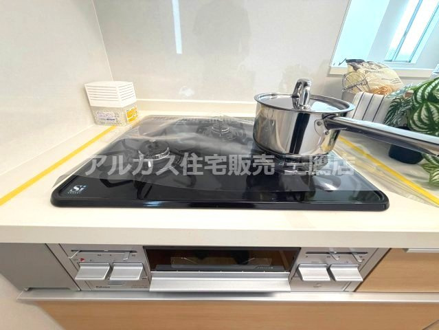 京王線 調布駅 バス6分 中古戸建 三鷹市大沢4丁目のキッチン|3口コンロとグリルを備えたシステムキッチン。複数の調理を同時に進められ、毎日の料理がはかどります。