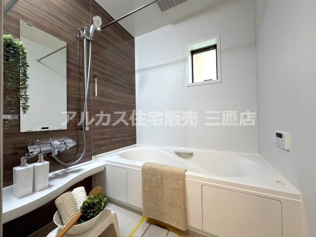 京王線 調布駅 バス6分 中古戸建 三鷹市大沢4丁目の浴室|ゆったりとした浴槽と小窓を備えた浴室。落ち着いたデザインで、毎日のバスタイムを快適に過ごせます。