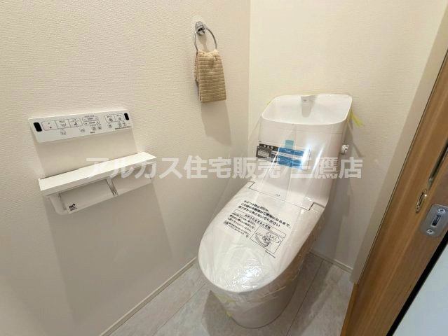 京王線 調布駅 バス6分 中古戸建 三鷹市大沢4丁目のトイレ|温水洗浄便座を備えたトイレ。壁面リモコン付きで、毎日気持ちよく使える快適な空間です。