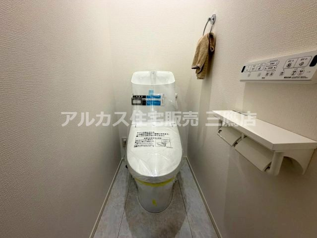 京王線 調布駅 バス6分 中古戸建 三鷹市大沢4丁目のトイレ|シンプルで清潔感のあるトイレ空間。温水洗浄便座を備え、快適にお使いいただけます。