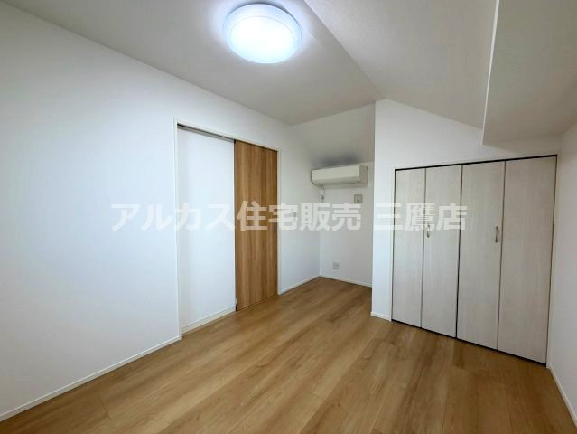 京王線 調布駅 バス6分 中古戸建 三鷹市大沢4丁目の洋室|クローゼットを備えた洋室。シンプルで使いやすい間取りが、自分らしい空間づくりをサポートします。