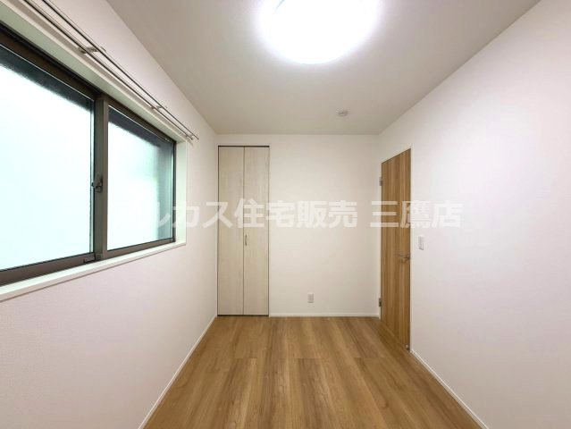 京王線 調布駅 バス6分 中古戸建 三鷹市大沢4丁目の洋室|クローゼット付きの洋室。家具の配置がしやすい、すっきりとしたレイアウトです。