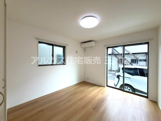 京王線 調布駅 バス6分 中古戸建 三鷹市大沢4丁目の居間・リビング|掃き出し窓を備えた洋室。クローゼット付きで、居室をすっきりとお使いいただけます。