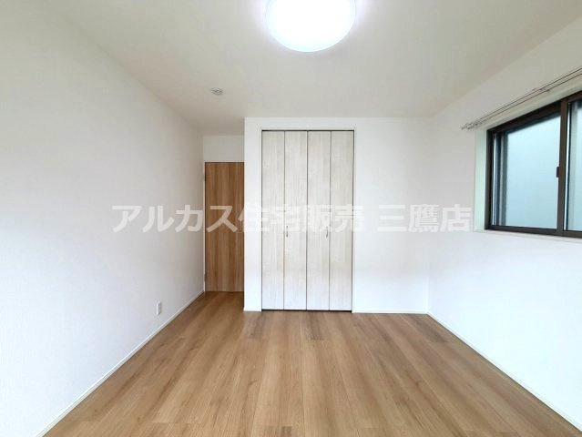 京王線 調布駅 バス6分 中古戸建 三鷹市大沢4丁目の洋室|クローゼット付きの洋室。シンプルなデザインで、寝室や子ども部屋など幅広く活用できます。