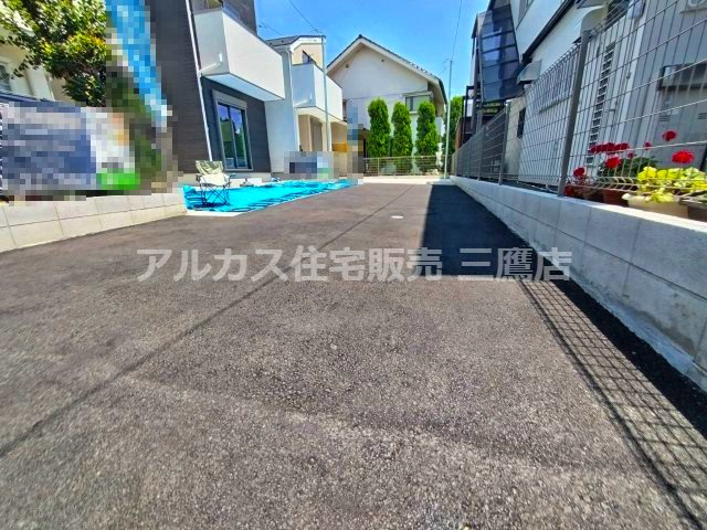 京王線 調布駅 バス6分 中古戸建 三鷹市大沢4丁目の前面道路含む現地写真|写真は新築時のものです