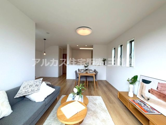 京王線 調布駅 バス6分 中古戸建 三鷹市大沢4丁目の居間・リビング|家族との会話が弾む対面キッチンを採用。リビングとダイニングがゆるやかにつながる、居心地の良い空間です。
