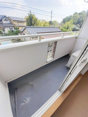 熊本市中央区黒髪６丁目のアパートのバルコニー