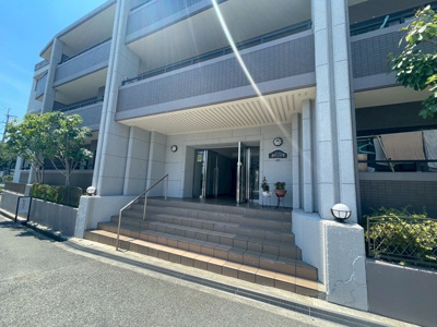 【エントランス】 | ベルシャトゥ豊中上野東 | こちらの物件近くの教育施設や、スーパー・公園など、物件周辺の住環境を併せてご案内させて頂きます。ぜひ、現地での暮らしをイメージなさって下さい！