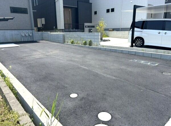 メゾンドスリー東郷春木の駐車場