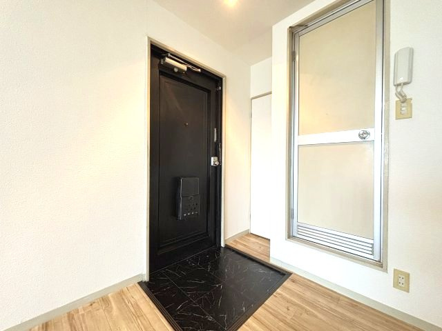 エスティライフ富田林の玄関