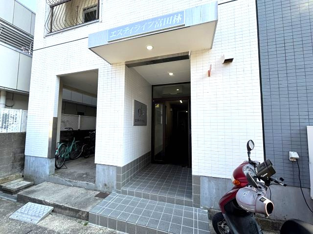 エスティライフ富田林のエントランス