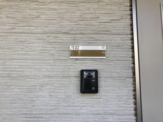 府中市朝日町２丁目のアパートのエントランス