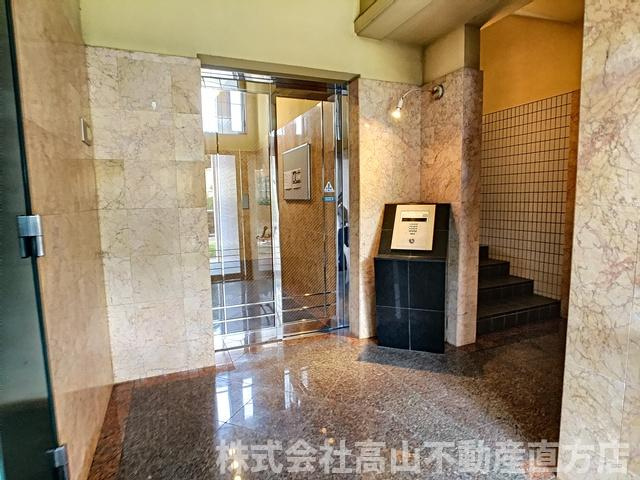 直方市湯野原２丁目の賃貸マンションのエントランス