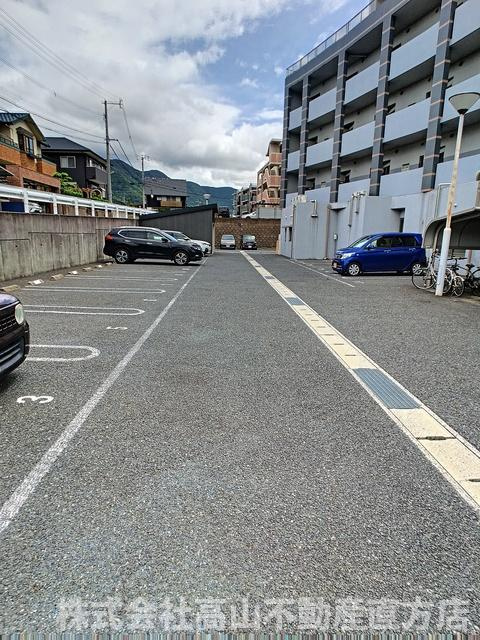 スズキビル湯の原の駐車場