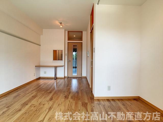 直方市湯野原２丁目の賃貸マンションの居間・リビング