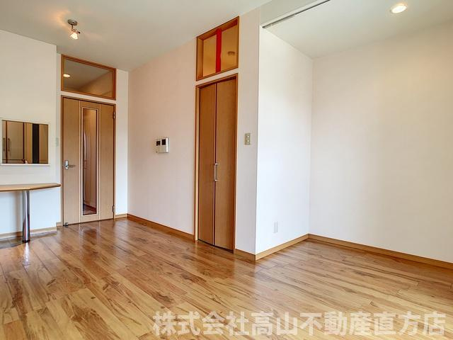 直方市湯野原２丁目の賃貸マンションの居間・リビング