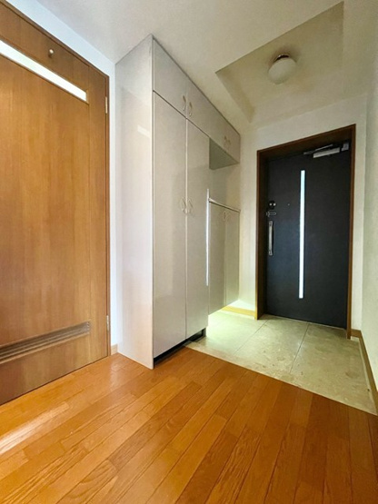 【玄関】 | セラフ豊中向丘壱番館 | エイブル売買事業部では、箕面市・豊中市・吹田市・池田市・茨木市・高槻市の北摂エリア全域で、物件のご紹介を致しております。北摂エリアにて購入物件をお探しの際は、当社までお問合せ下さいませ。