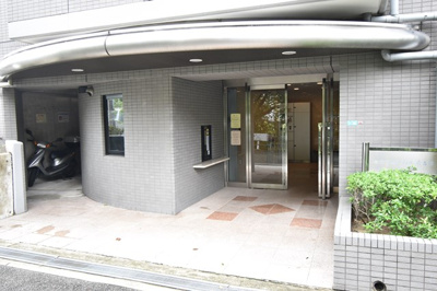 【エントランス】 | セラフ豊中向丘壱番館 | サイトに掲載されていない箇所の写真、撮影してお届けさせて頂きます！気になる物件で、見たい部分の画像が無い場合は、弊社スタッフまでご連絡下さいませ。お客様の気になる箇所を、カメラにて撮影して参ります！