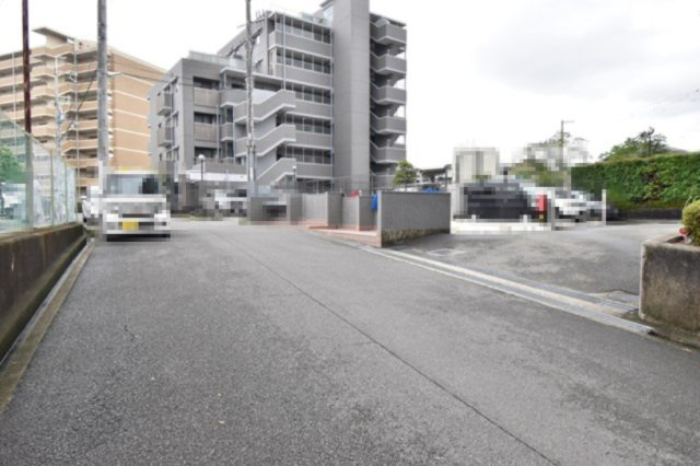 【周辺】 | セラフ豊中向丘壱番館 | 現在ご返済中のカーローン・カードローン・教育ローンなどを住宅ローンに一本化したり、家具家電購入費用・引越し費用を住宅ローンと組み合わせるなど、お客さまにメリットの多い住宅ローンのご提案が可能です。
