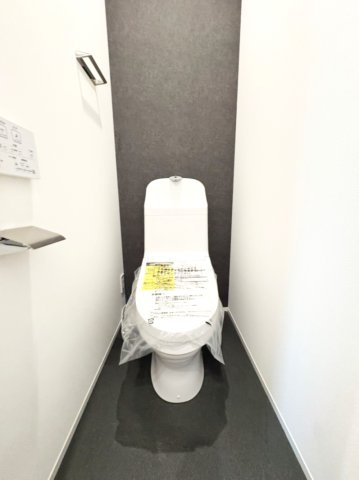 高槻市野田二丁目戸建のトイレ|コンパクトで使いやすいトイレです。