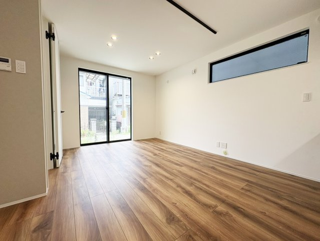 高槻市野田二丁目戸建の洋室|ゆったり過ごせるリビングです。