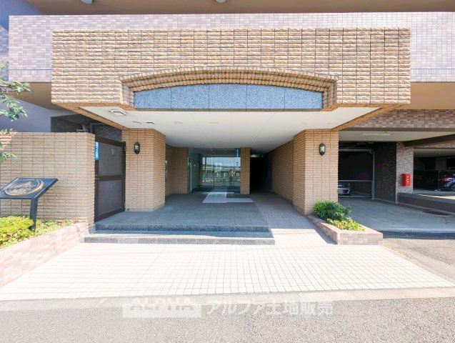 ルピナス日野壱番館のエントランス|【Warm Light】
◆ぬくもりに満ちた場所◆
差し込む陽だまりが、心の奥までやさしく照らす。過ごすほどに、この場所が帰りたくなる存在へと変わっていく。