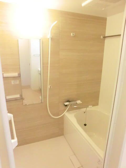 リラ下北沢の浴室