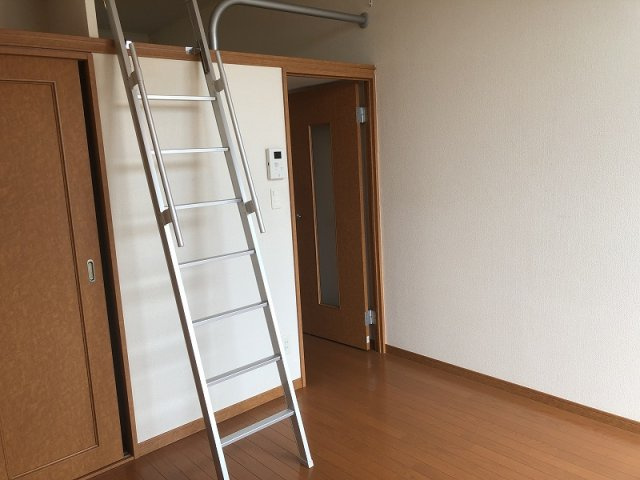 レオパレスサンブリッジの居間・リビング|こちらのリビングで趣味の時間をお楽しみください