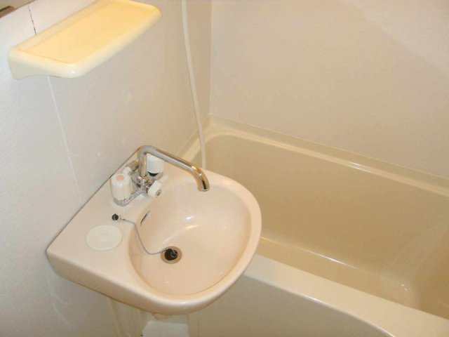 レオパレスニイクラの浴室|コンパクトで使いやすいお風呂です