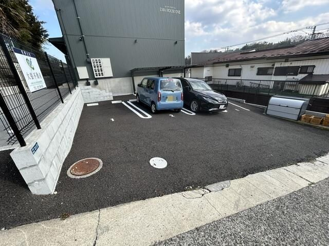 ＬＭＡ　ＨＯＵＳＥ　ＯＮＥの駐車場