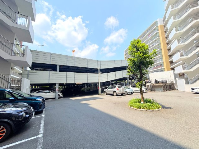 駐車場は1住戸1台利用可能で、全高約2100MM以下/全長約5000MM以下/全幅約2200MM以下と、一般的な1BOXでも駐車可能♪