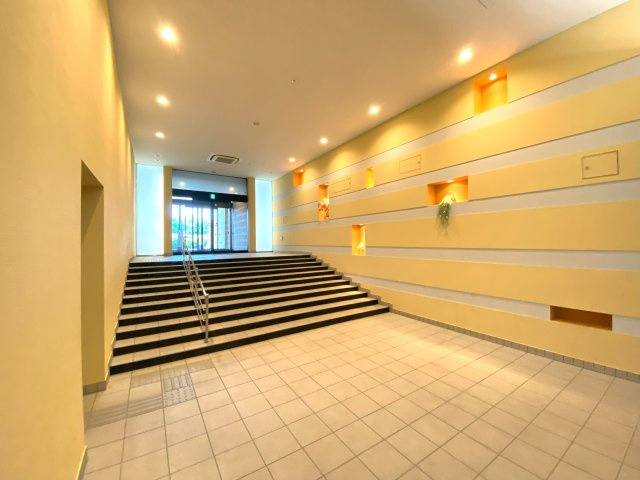 広く明るいエントランスホール