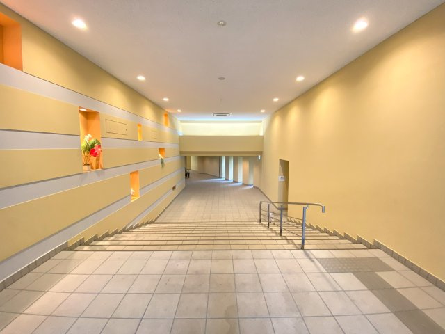 広く明るいエントランスホール