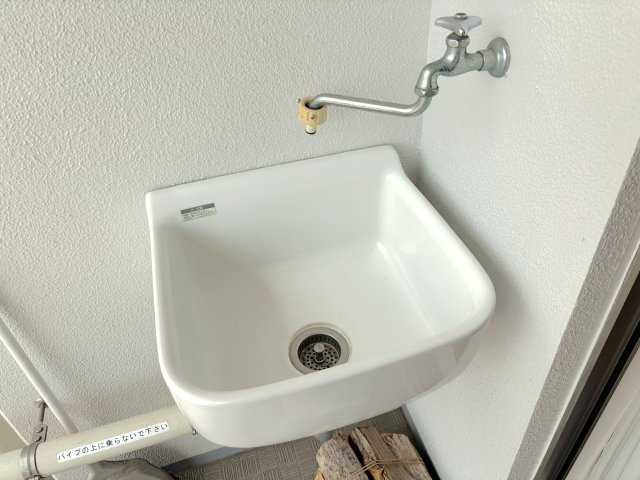 スロップシンク：バルコニーに水栓があり、植栽や洗い物に便利です♪